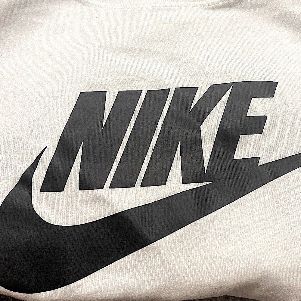White Nike T shirt. Cropped. Great condition. Size small!